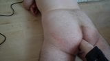Máquina de follar castiga el ano dolorido del chico gordo con un consolador enorme snapshot 13