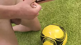 Pemain sepak bola muda ngocok kontol di lantai | xHamster