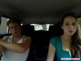 Adolescentes amateur follando en su coche snapshot 1