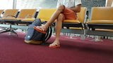 Junge zog Flip-Flops und Fußkettchen am Flughafen an snapshot 9