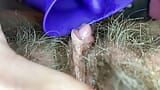 Extreme close-up grote clitoris likken speelgoedorgasme, harig poesje, volledige video snapshot 6