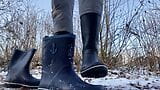 Kleine süße Gummistiefel mit Füßen getreten snapshot 5