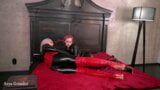 Latex-Lesben - kostenloses Porno-Video mit Arya Grander beim Masturbieren snapshot 4