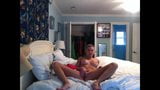 Danielle Lankey se desnuda y juega en la cama snapshot 6