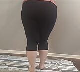 Amb3erlynn desperately pees herself in her tight leggings snapshot 1