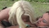 Blonde vrouw met een solo plezieropwinding snapshot 6