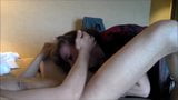 Milf lutscht jungen Schwanz und trinkt Sperma snapshot 11