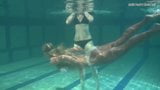 Hete meiden Irina en Anna zwemmen naakt in het zwembad snapshot 2