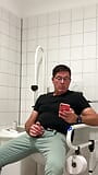 Wichsen in einer öffentlichen toilette im medizinischen gebäude. Unbearbeitete snapshot 7