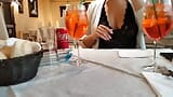 sie zeigt ihre titten in einem restaurant voller leute snapshot 6