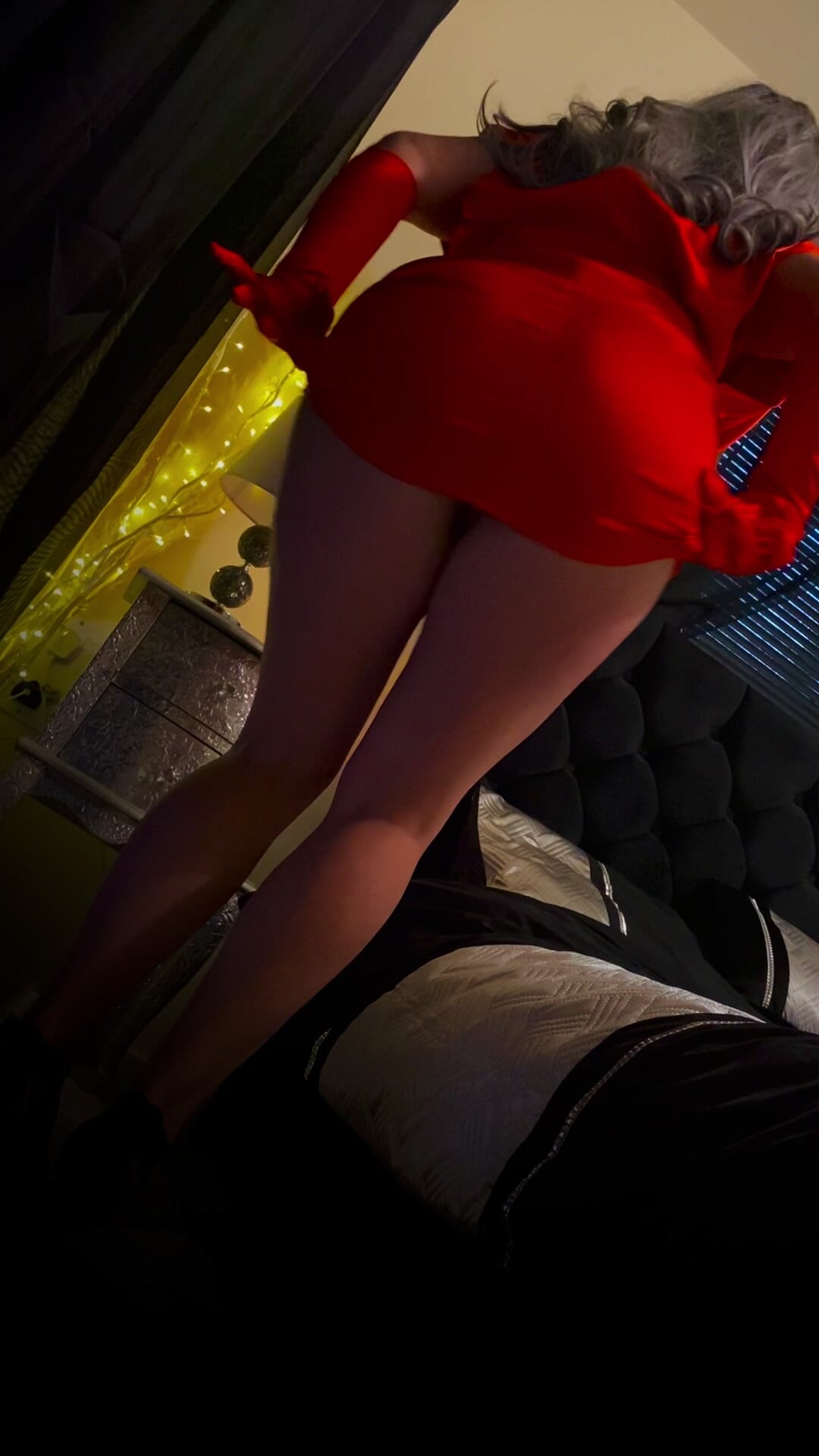 Danse sexy dans une robe en soie rouge