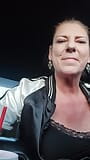 Une MILF se masturbe et squirte avec un énorme concombre sur le parking d’un supermarché snapshot 4