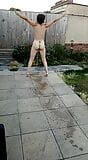 Orinar desnudo y caminar en mi jardín trasero snapshot 2