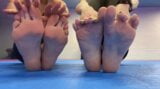 Deux filles montrent leurs pieds sur un tatami snapshot 10