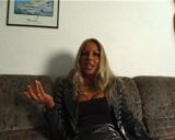 Blonde MILF gibt Selbstbefriedigungs unterricht snapshot 4