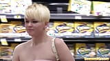 Corto rubia pelo adolescente Claudia Downs follando una gran polla snapshot 2