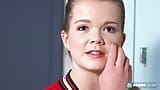 Teen lexy adams gibt einer cheerleader-peep-show snapshot 2