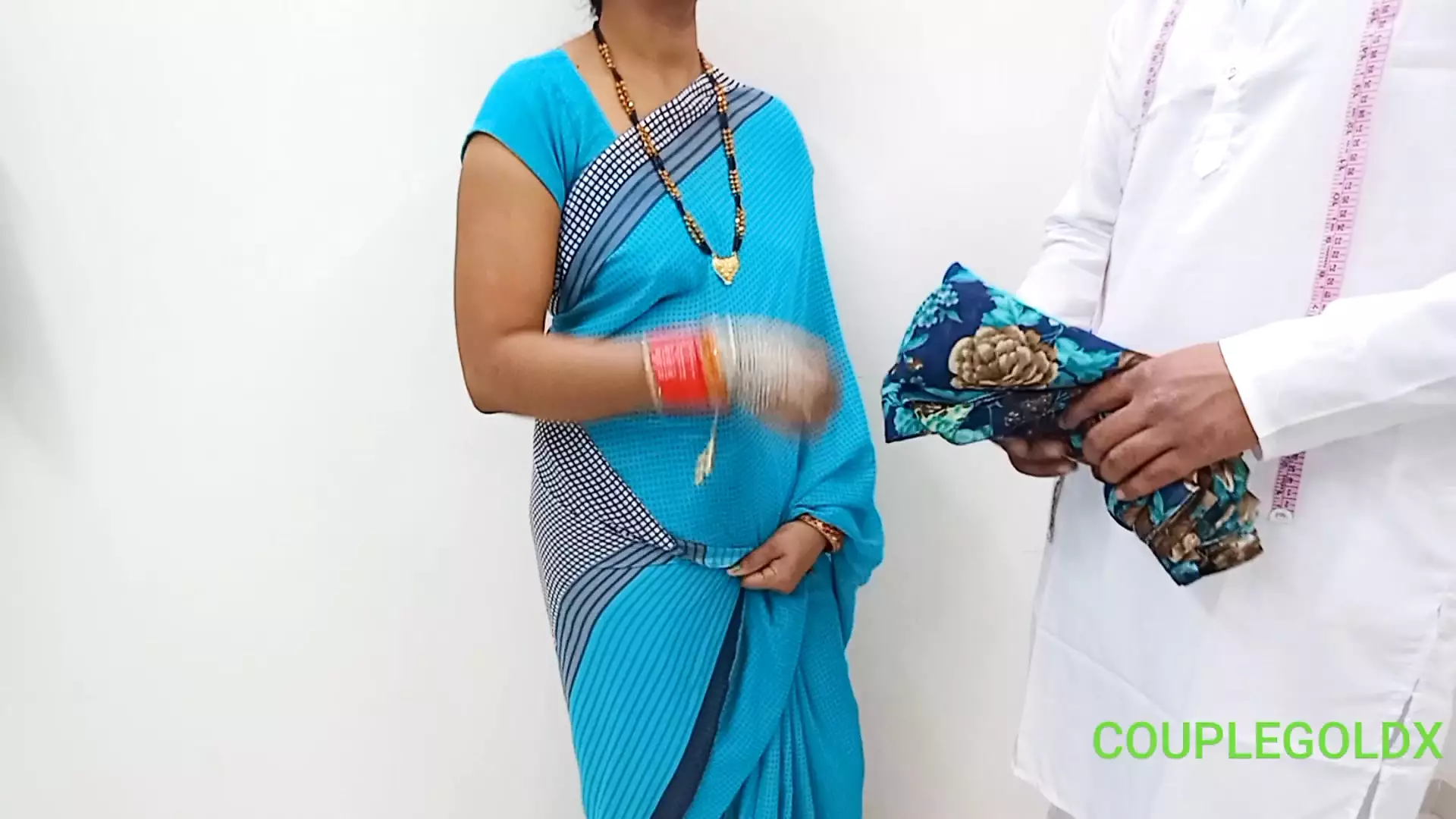 Komal blouse silane gai thi apne telar ke pas | xHamster