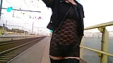 emo cd buiten wandelen op het treinstation. verkleed als een slet snapshot 5