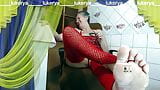 Bà nội trợ nóng bỏng lukerya trong bộ đồ đan màu đỏ trong nhà bếp. snapshot 4