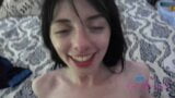 Carina ragazza amatoriale Kitty Cam fa un pompino punto di vista bagnato poi ti scopa la sua piccola figa stretta mentre geme fino all'orgasmo snapshot 11