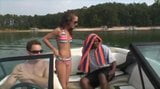 Mimi leva um pau preto em um barco snapshot 4