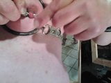 una Sissy se castiga los pezones con anillas snapshot 3