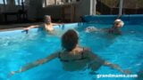 La abuela orgía en la piscina snapshot 5