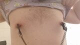 Gros plan de pinces sur mes gros seins de garçon snapshot 2