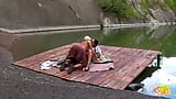 Enquanto à beira do lago as duas doces meninas decidem ter uma experiência lésbica ao ar livre snapshot 14