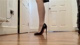 Tacones negros, pies desnudos snapshot 3