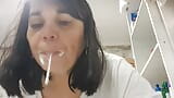 Une maman sexy se brosse le matin snapshot 7