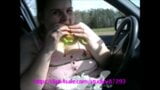 Enormes tetas esposa come hamburguesa y papas fritas y bebe snapshot 1