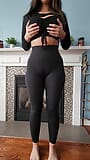 Une femme MILF infidèle en leggings suce la grosse bite de son voisin marié snapshot 2