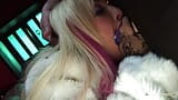 Exhibant ses gros nichons dans un club, la blonde se fait baiser snapshot 3