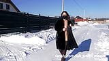 Mi caminar desnuda bajo un abrigo de piel. se acerca el invierno snapshot 6
