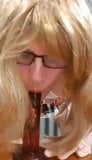 Sissy travestiet Cindy zuigt en neukt een rode dildo - pinautomaat snapshot 4