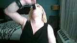 Endora drijft die dildo in haar keel nadat iemand een lading heeft gedumpt snapshot 5