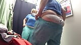 La cámara del probador mira un gran trasero en bragas blancas. Milf con curvas se prueba los pantalones. Culona Fetiche amateur. snapshot 17