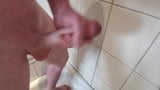 Grote pik en grote cumshot onder de douche snapshot 7