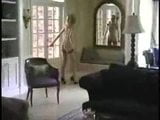 Bella signora matura che cammina nuda intorno alla casa snapshot 9