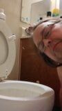 Jeffs hoofd in het toilet snapshot 5