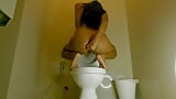 Perwersyjne azjatyckie amatorskie nastolatka sika w toalecie i ma wtyczkę tyłek w środku! snapshot 4
