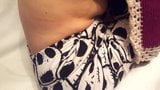 Une petite amie nudiste pulpeuse, seins nus se détend, montre ses seins snapshot 2