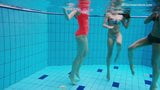 Trei cele mai sexy gagici înoată goale în piscină snapshot 4