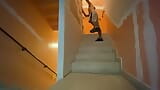 Heet schoolmeisje neukt werknemer op de trap van zijn huis snapshot 2