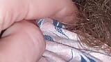 Extreme close-up enorm clithoofd en harig poesje snapshot 10