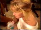 Une femme blonde sexy baise un mec pendant qu'elle prend un commentaire de lecture! snapshot 20