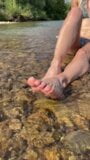 La fille sur la plage se montre avec ses jambes et ses pieds snapshot 9