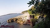 Tienerleraar zuigt mijn pik op een openbaar strand in Kroatië in het bijzijn van iedereen - het is zeer riskant met mensen in de buurt - Misscreamy snapshot 2